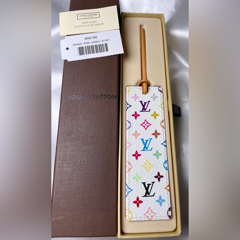 Louis Vuitton Marque -Page Cadesu Blanc. Original release Book mark
Pristine